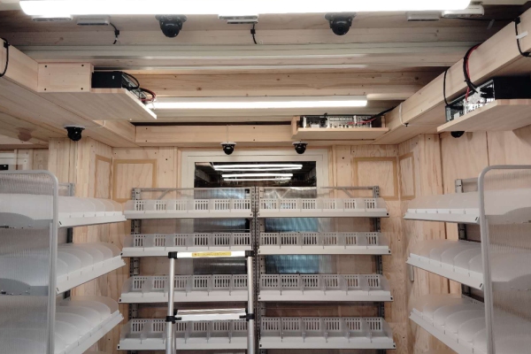 店内--货架，摄像头